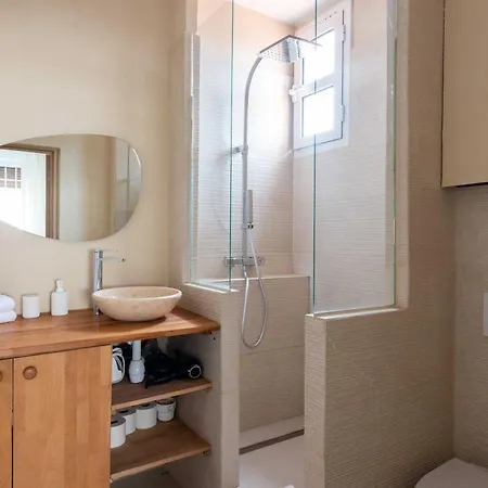 - 300m Daire Juan-les-Pins